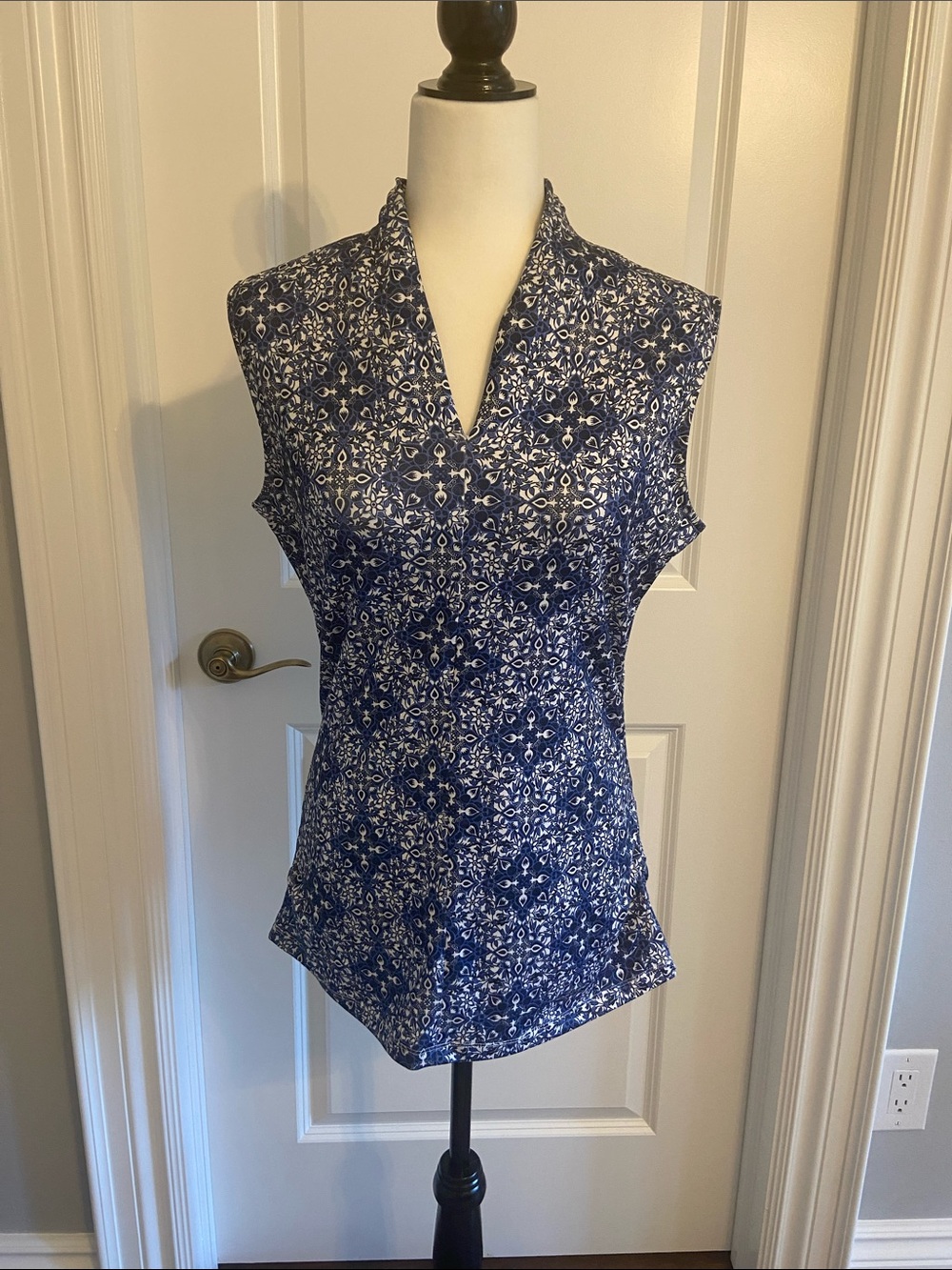 SPANNER Navy and White Sleeveless V-Neck Floral Blouse. Size small.